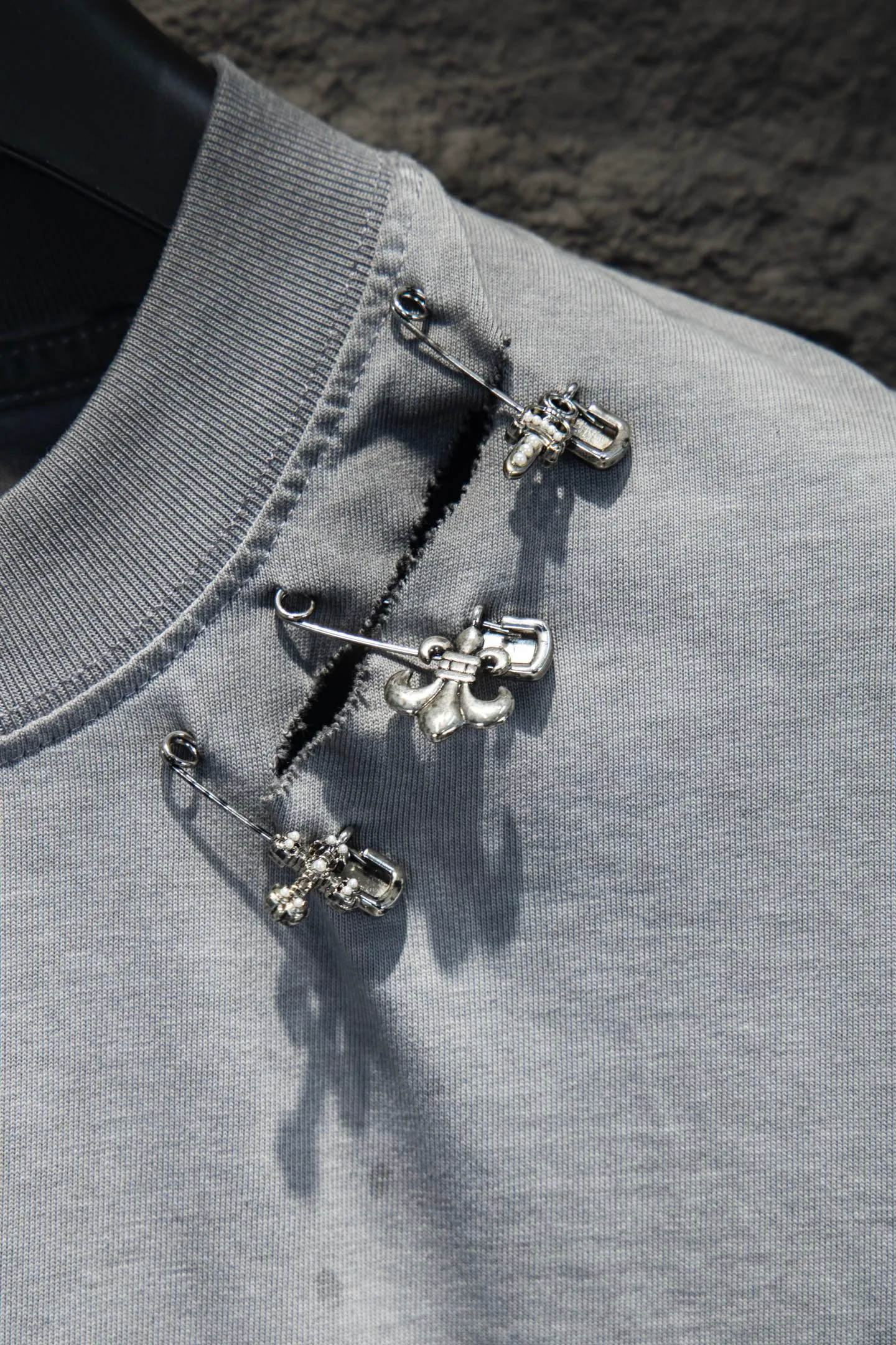 P200 🆕Chrome Hearts os version is really charming and Chrome Hearts is really a must-have. Each season's new version is made to the extreme. It is very practical and can be worn casually. Nice✔️ - ⚠️100% cotton. Made of 32-count double yarn, 260-gram weight fabric and imported knitted carded cotton. The thickness is moderate, drapey and contoured, and the upper body is comfortable! ! It is very tolerant to fat body types and can instantly lose five pounds after wearing it!  Front panel #Back panel Simple elements# The English letters are arranged artistically. Imported Tajima high-density heavy-duty embroidery technology. The font is three-dimensional and full. The letters are embroidered by imported machines after adjusting according to the original details. The thickness is moderate. The hardware is imported hardware accessories. The body is washed, fried and frayed, and hand-made elements are added, which greatly increases the interest of the clothing; unique visual effects. The special fraying effect creates a unique distressed effect. The addition of handmade elements to the body greatly increases the interest of the clothing; it has a unique visual effect. After special fraying effect treatment, a unique distressed effect is formed. An irregular hem is added to the version. This year, Crow Heart is focusing on the version. In the past two years, the oversize version has become the focus of the trend. It has also been a popular staple in the past two years. The change of designers has made this brand an instant hit. The progressive fashion of the times also needs the blood impact of fresh elements and trendy designs in order to continue its glory! It’s stylish both inside and outside, a must-have for high street travel! An absolute "eye-catching style" that can match couples 💏 Color: washed black, fried gray Size: S M L XL